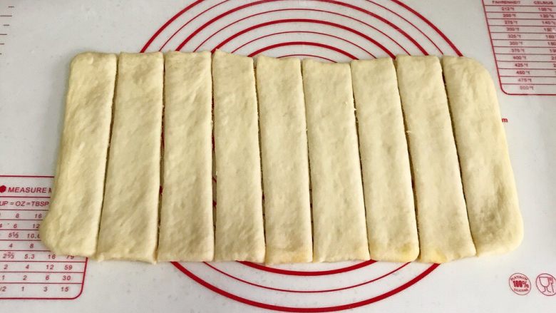 椰蓉奶香面包棒,用刀切成均匀的细条状。