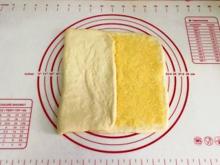椰蓉奶香面包棒,把留白的1/3往中间折起。