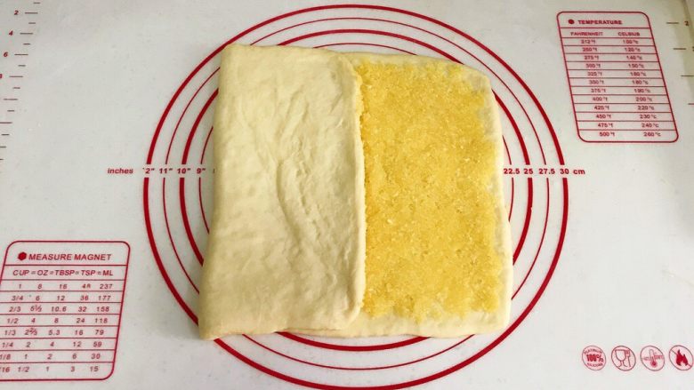 椰蓉奶香面包棒,把留白的1/3往中间折起。