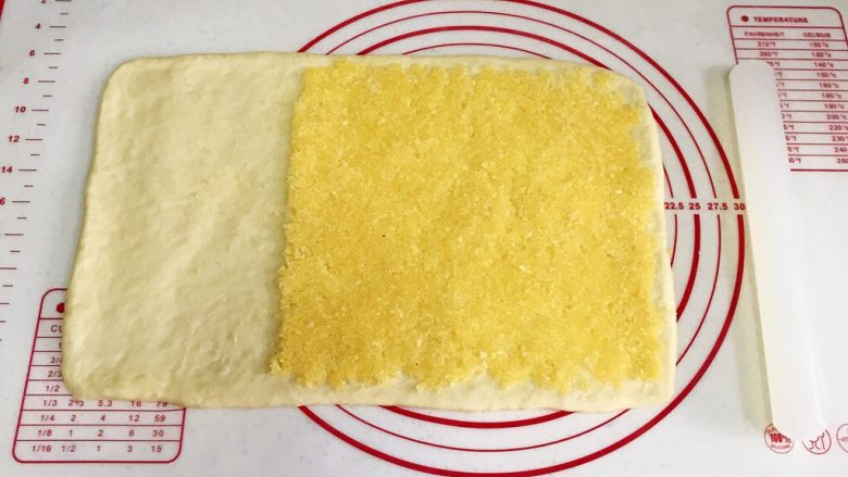 椰蓉奶香面包棒,在面片的1/3处，抹上椰蓉馅，留出1/3空白。