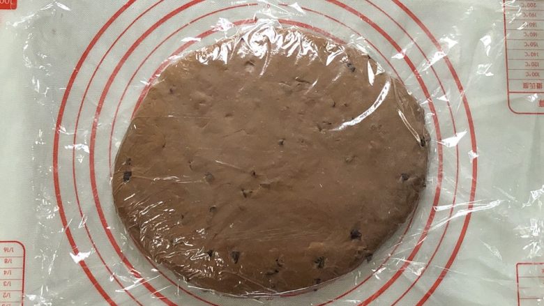 奶香巧克力吐司,取出，整理拍平，盖上保鲜膜发酵50分钟左右，不看时间看状态，2-2.5倍大