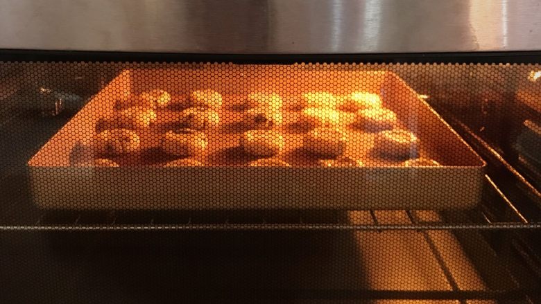 椰蓉黑加仑酥饼,入预热好的烤箱中层，上下火175度13分钟左右，待饼干表面上色即可。（烘烤温度和时间仅供参考，请按照各自烤箱情况调整）