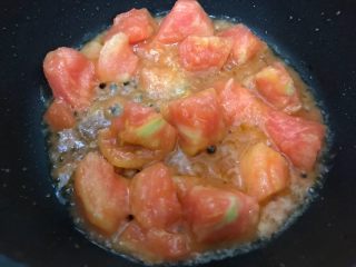 家常五宝鲜汤,小火煸炒至西红柿出沙