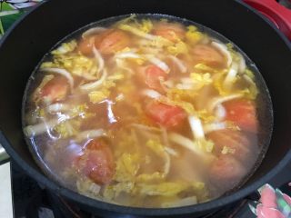 家常五宝鲜汤,加入适量热开水