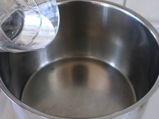 苹果酱,取一不銹钢锅，倒入一点点水，覆盖锅底就可。
注：加水的目的是为了防止在苹果出水前锅就干了。
