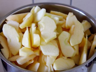 苹果酱,将切片的苹果放入锅里，可以撒点白糖，也可不用。我一般不放糖。


