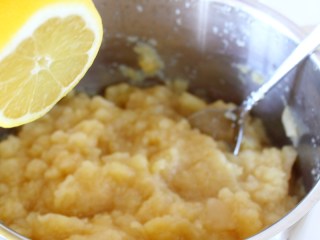 苹果酱,用勺子再划散一下，已无硬蕊且较粘稠，就OK了，挤入鲜柠檬汁（柠檬汁的作用是防腐、增加口感）。
你可以看到整个过程的一点点的变化，全部熬煮过程大约30-50分钟。
