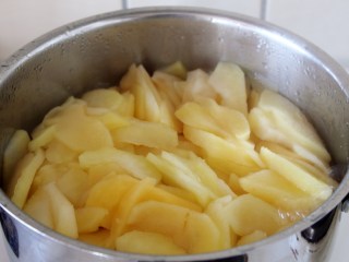 苹果酱,变得更软，苹果中的水份开始游离出来，盖锅继续熬。
