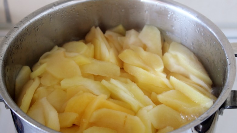 苹果酱,变得更软，苹果中的水份开始游离出来，盖锅继续熬。
