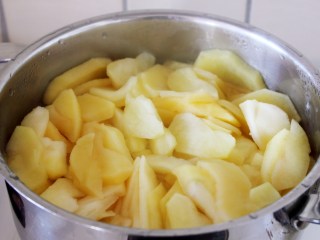 苹果酱,苹果开始变软，盖锅继续熬。