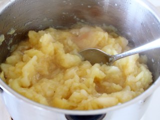 苹果酱,水份减少，取一勺子，划散一下（但不要操底），苹果即成为小的颗粒，但还有个别的有点硬，盖锅继续熬。
