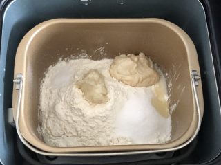 全麦胚芽吐司,放入高粉，盐糖对角放，放入汤中，菌种，开始搅拌