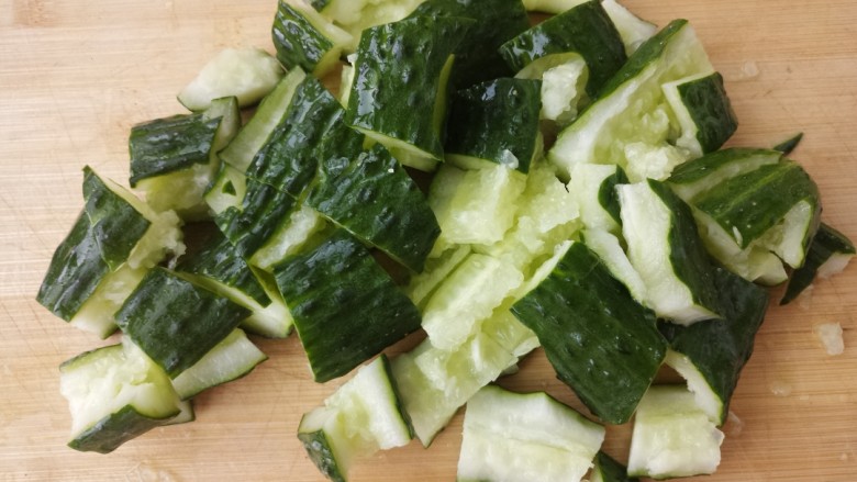 拉皮黄瓜凉菜,然后切成块儿。