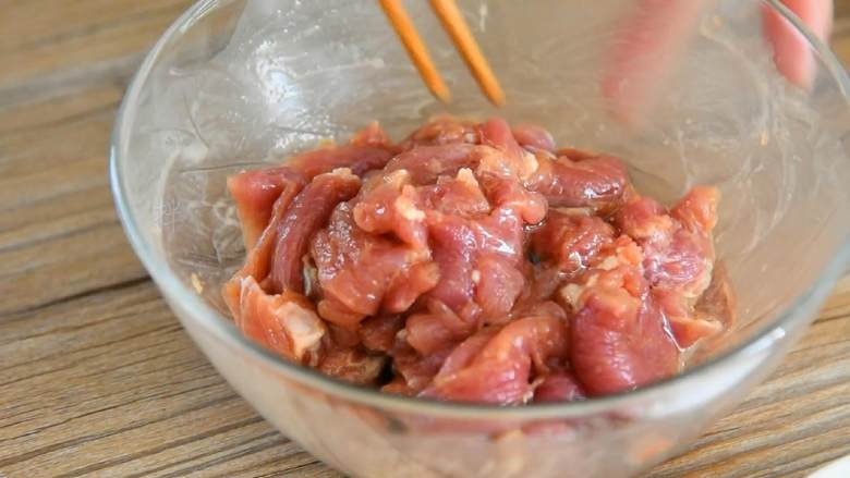 香菇炒里脊—香嫩无比的下饭快手菜,加入1勺油拌匀，腌制15分钟。