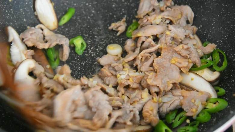香菇炒里脊—香嫩无比的下饭快手菜,倒入肉片炒匀。