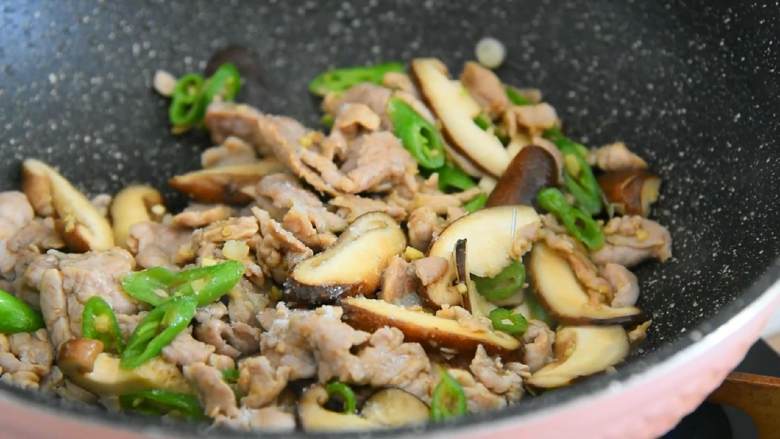 香菇炒里脊—香嫩无比的下饭快手菜,加入1勺盐、1勺糖、1勺鸡精翻炒。
