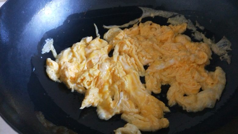 菠菜炒鸡蛋,锅中热油放入鸡蛋，成块后装盘备用