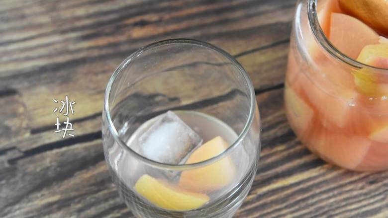 高颜值夏日饮料,自制冰爽蜜桃特饮,杯子放几块蜜桃，加入冰块、倒入雪碧即可。