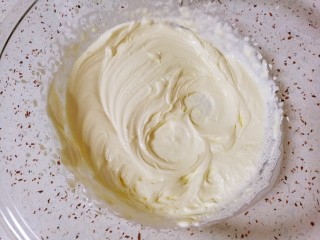 葡萄干小奶糕,淡奶油倒在无油无水的盆里，用电动打蛋器打发至6-7成。