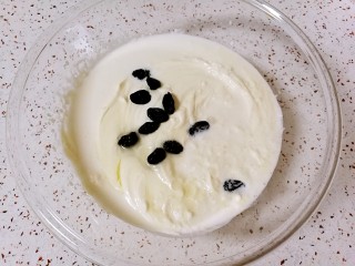 葡萄干小奶糕,把准备好的牛奶，化开的糖水和葡萄干一起放进打发好的淡奶油里面。