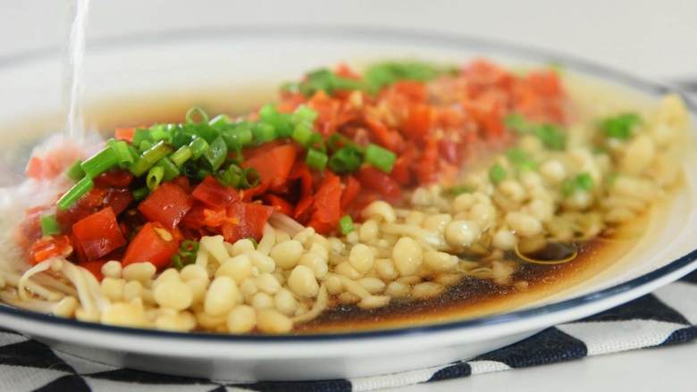 鲜辣开胃的剁椒金针菇，吃一次就上瘾,撒上葱花、淋上蒸鱼鼓油、浇上热油即可。