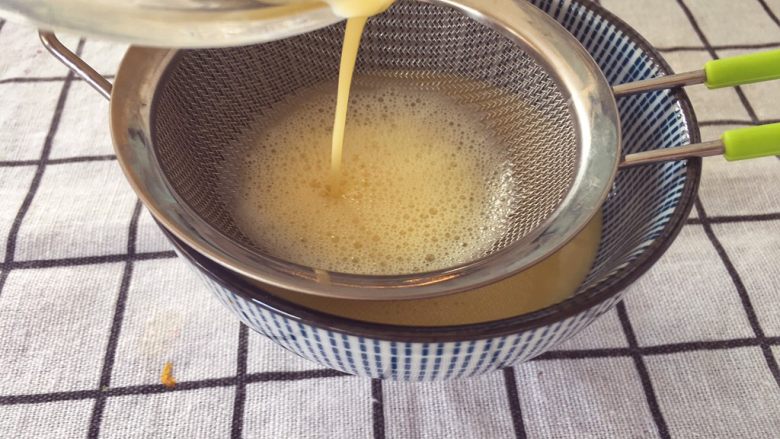宝宝辅食12M➕ 秋葵牛奶蒸蛋羹,用手动打蛋器搅打100下，然后将蛋液过筛