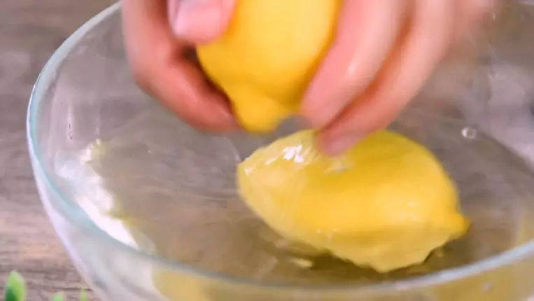世界杯饮品特辑——百香果柠檬蜂蜜,柠檬用盐水洗净