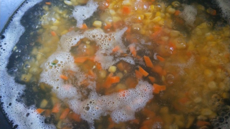 松仁玉米,锅中放入适量水烧开，倒入玉米粒胡萝卜粒烧开捞出来备用。
