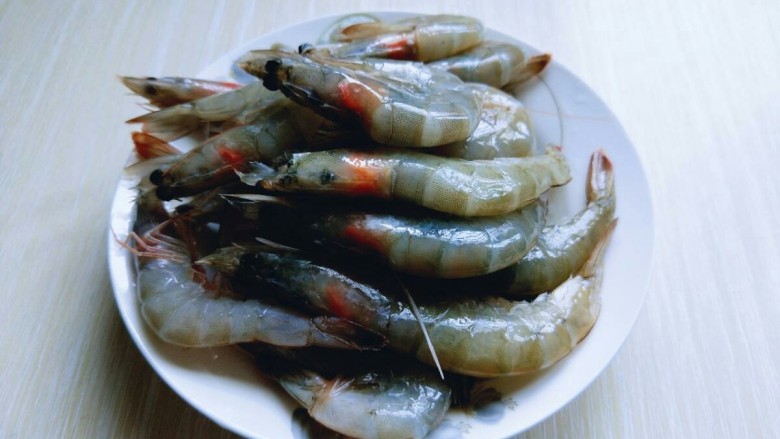 #焖锅系列#滋味大虾,依次剪好的虾，用冷水冲洗干净，再淋干水分。