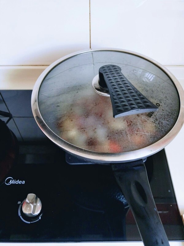 #焖锅系列#滋味大虾,盖上盖子，小火焖煮10分钟。