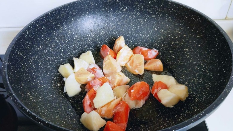 #焖锅系列#滋味大虾,把蔬菜平铺锅底。
