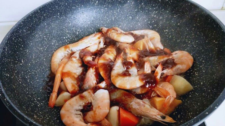 #焖锅系列#滋味大虾,10分钟后，虾已经面色，蔬菜也熟了。