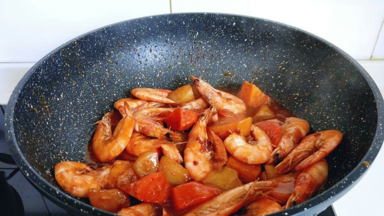 #焖锅系列#滋味大虾,将酱料翻炒均匀，盖上盖子焖煮1分钟，关火，出锅。