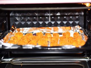 烤箱版鸡米花,放入预热好的烤箱，上下火180度，中层烤30分钟