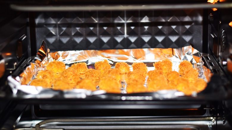 烤箱版鸡米花,放入预热好的烤箱，上下火180度，中层烤30分钟