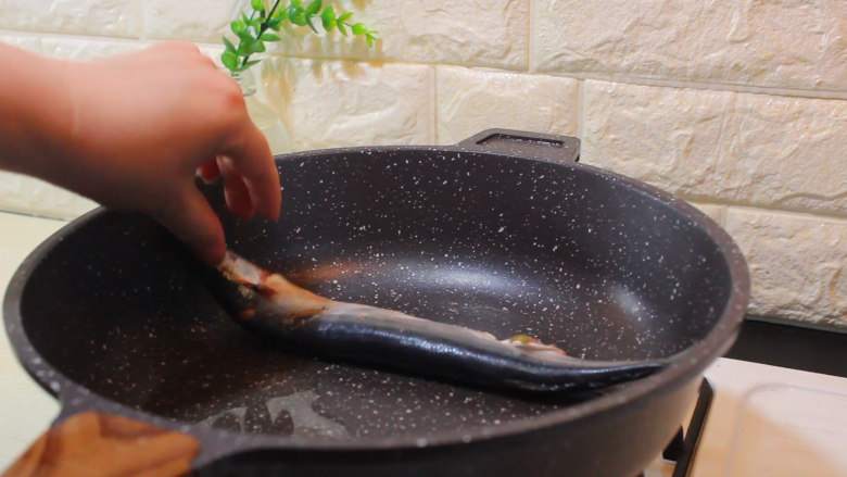 香煎秋刀鱼,适量油 放入鱼 煎3分钟