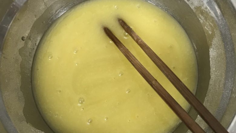  椰蓉芝麻酥球（玉米油板）,同样用筷子搅拌均匀。