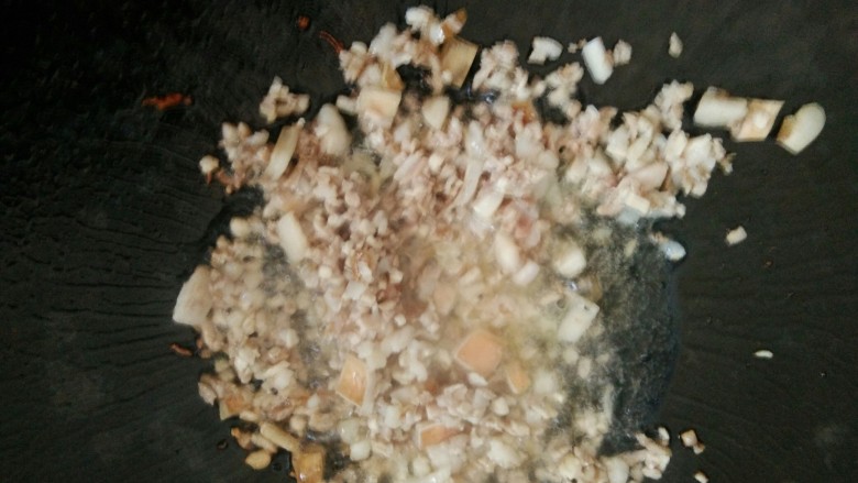 蘑菇酱,先将葱姜蒜放入锅中爆香后放入肉丁