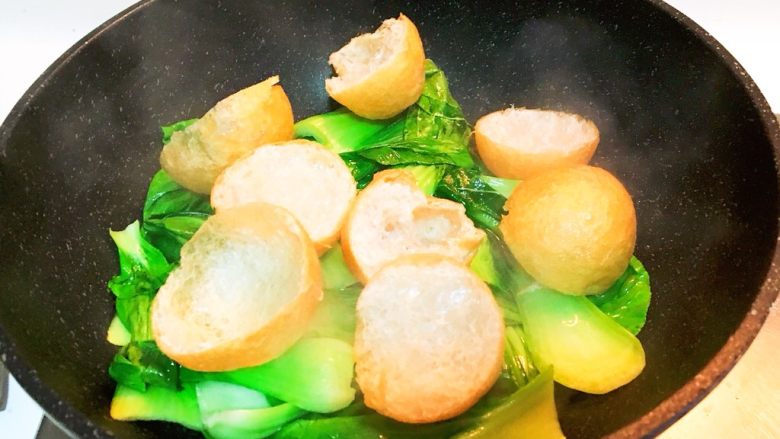 上海菜-香菇油面筋,翻炒2分钟，放入油面筋