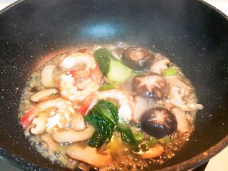 上海菜-香菇油面筋,锅里加入煮好的虾仁点缀，放入水淀粉勾芡