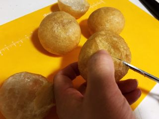 上海菜-香菇油面筋,油面筋剪刀一分为二