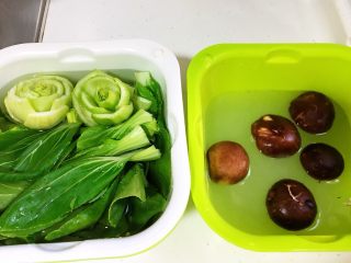 上海菜-香菇油面筋,上海青去根加盐浸泡
