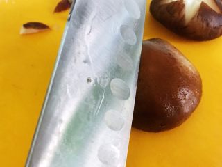 上海菜-香菇油面筋,3个香菇切成米字花，如图所示左边一刀