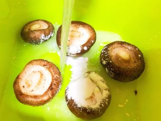 上海菜-香菇油面筋,放入适量淀粉浸泡