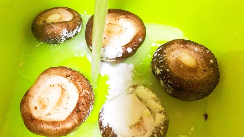 上海菜-香菇油面筋,放入适量淀粉浸泡