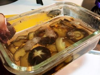 上海菜-香菇油面筋,微波炉叮好之后的香菇连水一起倒入锅内