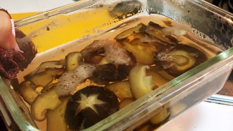 上海菜-香菇油面筋,微波炉叮好之后的香菇连水一起倒入锅内
