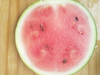 学一种西瓜的有爱吃法,将西瓜切成0.5―1厘米的厚片。