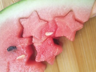 学一种西瓜的有爱吃法,轻轻扭动即刻。
