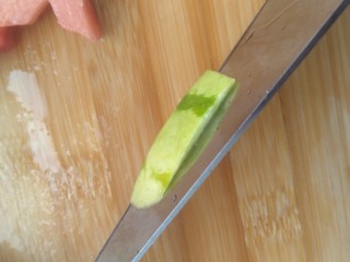 学一种西瓜的有爱吃法,西瓜皮切薄片，一毫米左右。